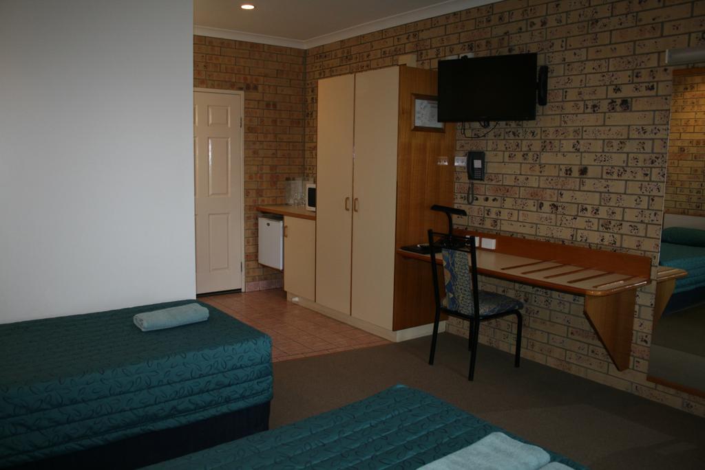 Mulga Country Motor Inn Charleville Room photo