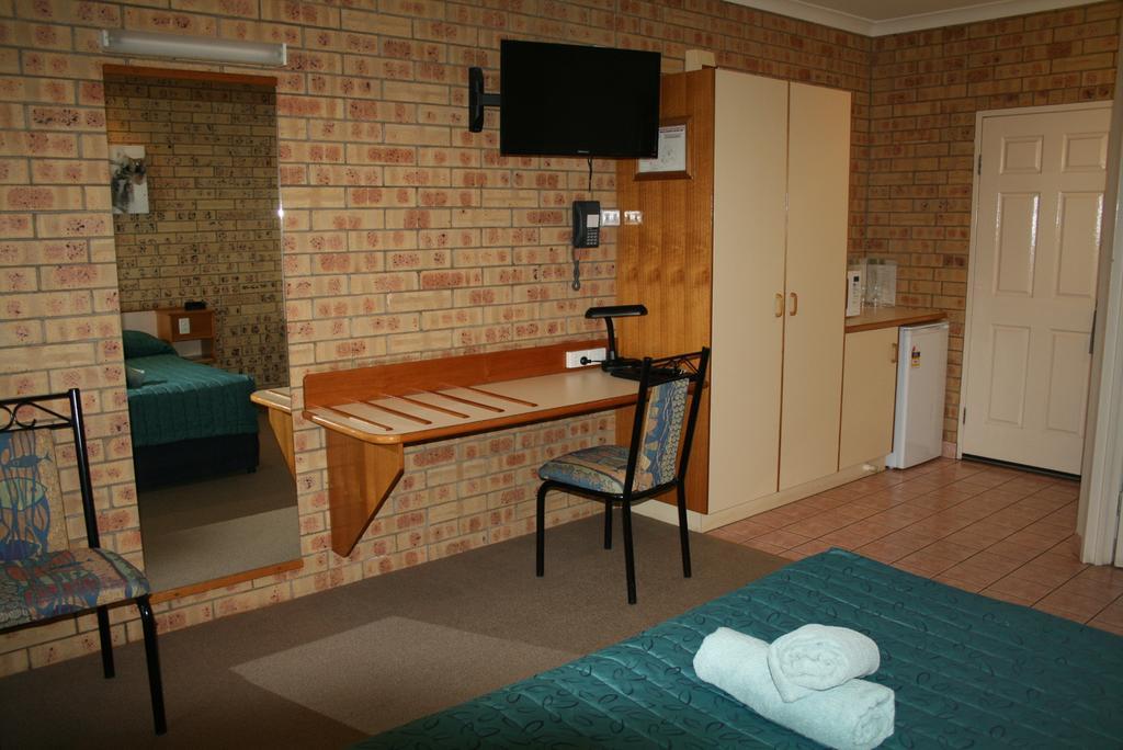Mulga Country Motor Inn Charleville Room photo
